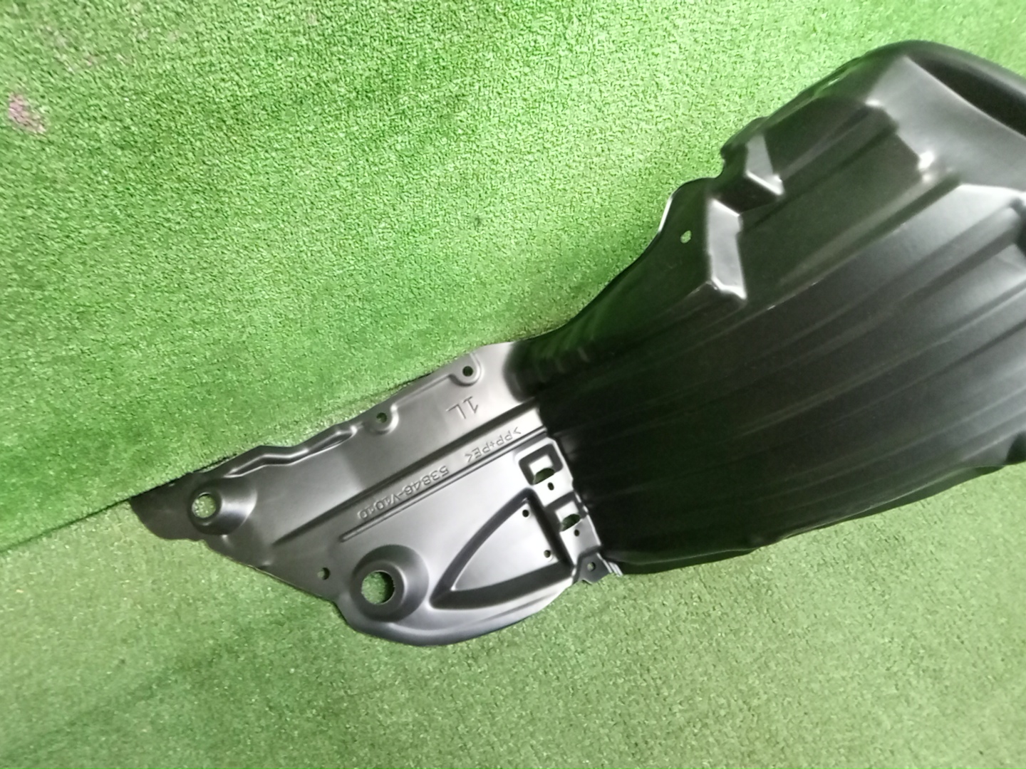 Защита под крыло левая передняя TOYOTA NOAH ZWR90W 53806-V1010 2 ракурс