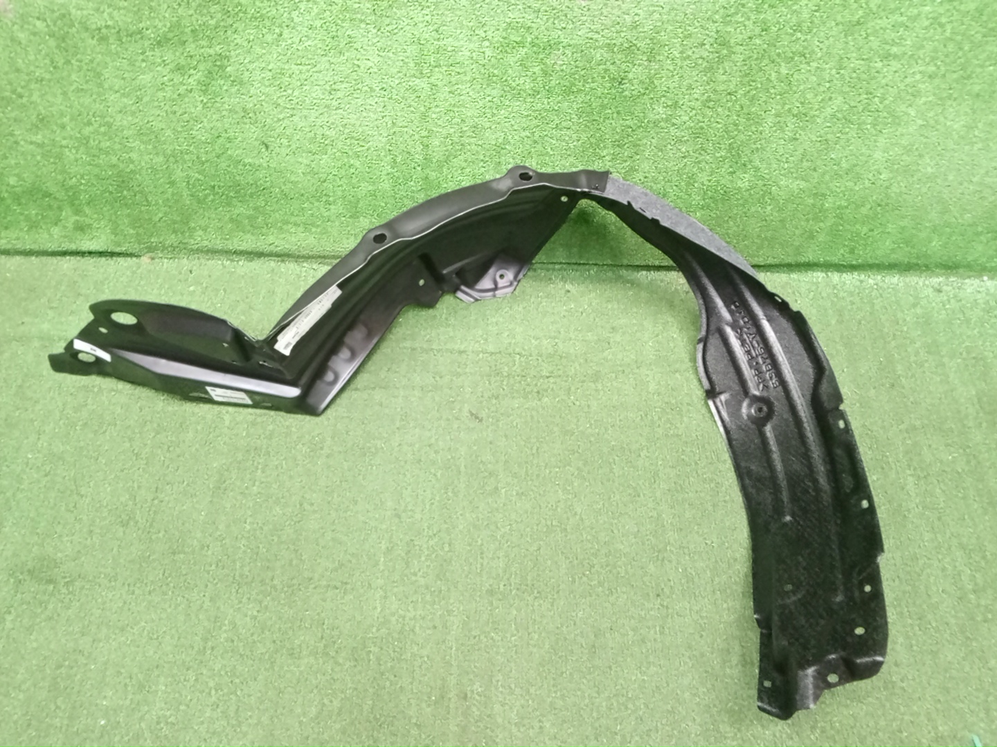 Защита под крыло левая передняя TOYOTA NOAH ZWR90W 53806-V1010 3 ракурс