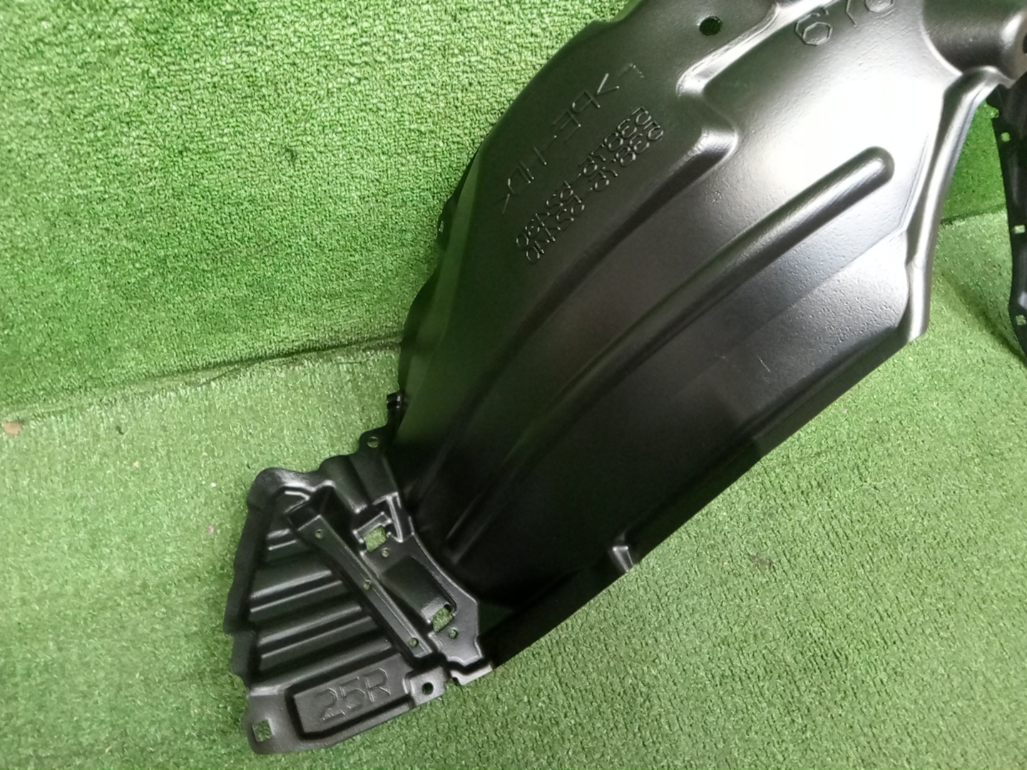 Защита под крыло правая передняя TOYOTA VITZ, YARIS KSP130, NSP130, NSP135, NCP131 53875-52430 2 ракурс Защита под крыло правая передняя TOYOTA VITZ, YARIS KSP130, NSP130, NSP135, NCP131 53875-52430 2 ракурс