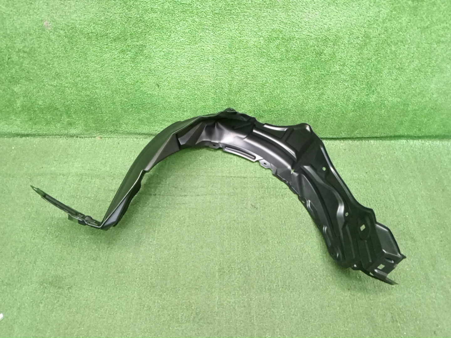 Защита под крыло правая передняя TOYOTA VITZ, YARIS KSP130, NSP130, NSP135, NCP131 53875-52430 3 ракурс Защита под крыло правая передняя TOYOTA VITZ, YARIS KSP130, NSP130, NSP135, NCP131 53875-52430 3 ракурс