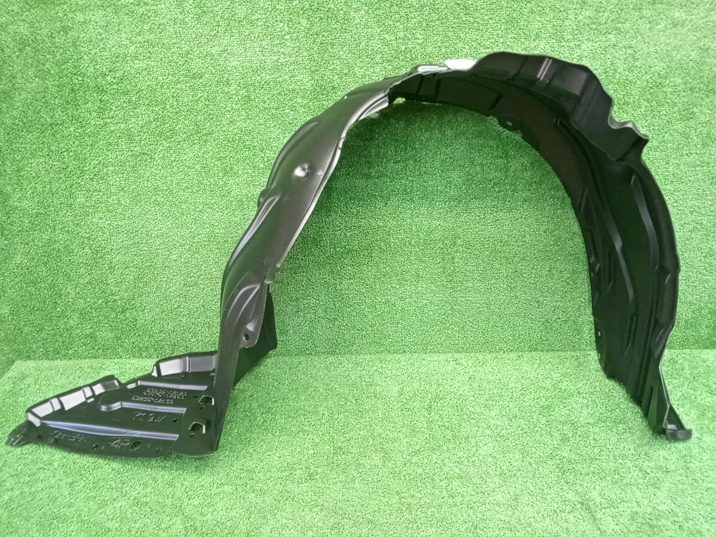 Защита под крыло правая передняя TOYOTA COROLLA ZWE211, ZRE212, NRE210, ZWE214, ZWE214W, ZWE211W, NRE210W, ZRE212W 53805-12130 2 ракурс