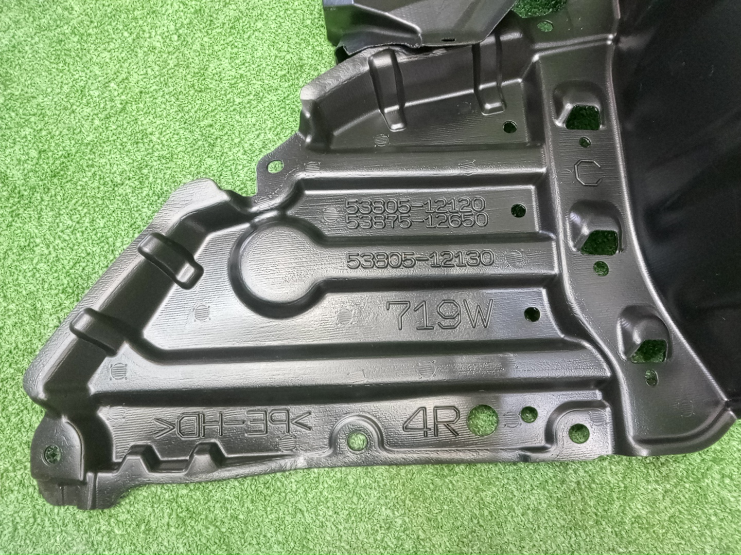 Защита под крыло правая передняя TOYOTA COROLLA ZWE211, ZRE212, NRE210, ZWE214, ZWE214W, ZWE211W, NRE210W, ZRE212W 53805-12130 4 ракурс