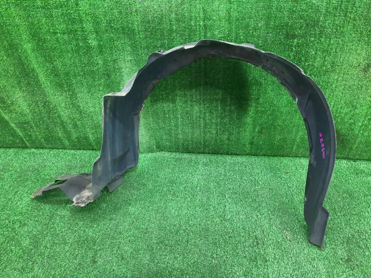 Защита под крыло правая передняя TOYOTA AXIO, COROLLA FIELDER, COROLLA  AXIO, FIELDER NZE141, NZE144, ZRE142, ZRE144, ZRE144G, ZRE142G, NZE144G, NZE141G 53875-12440 1 ракурс