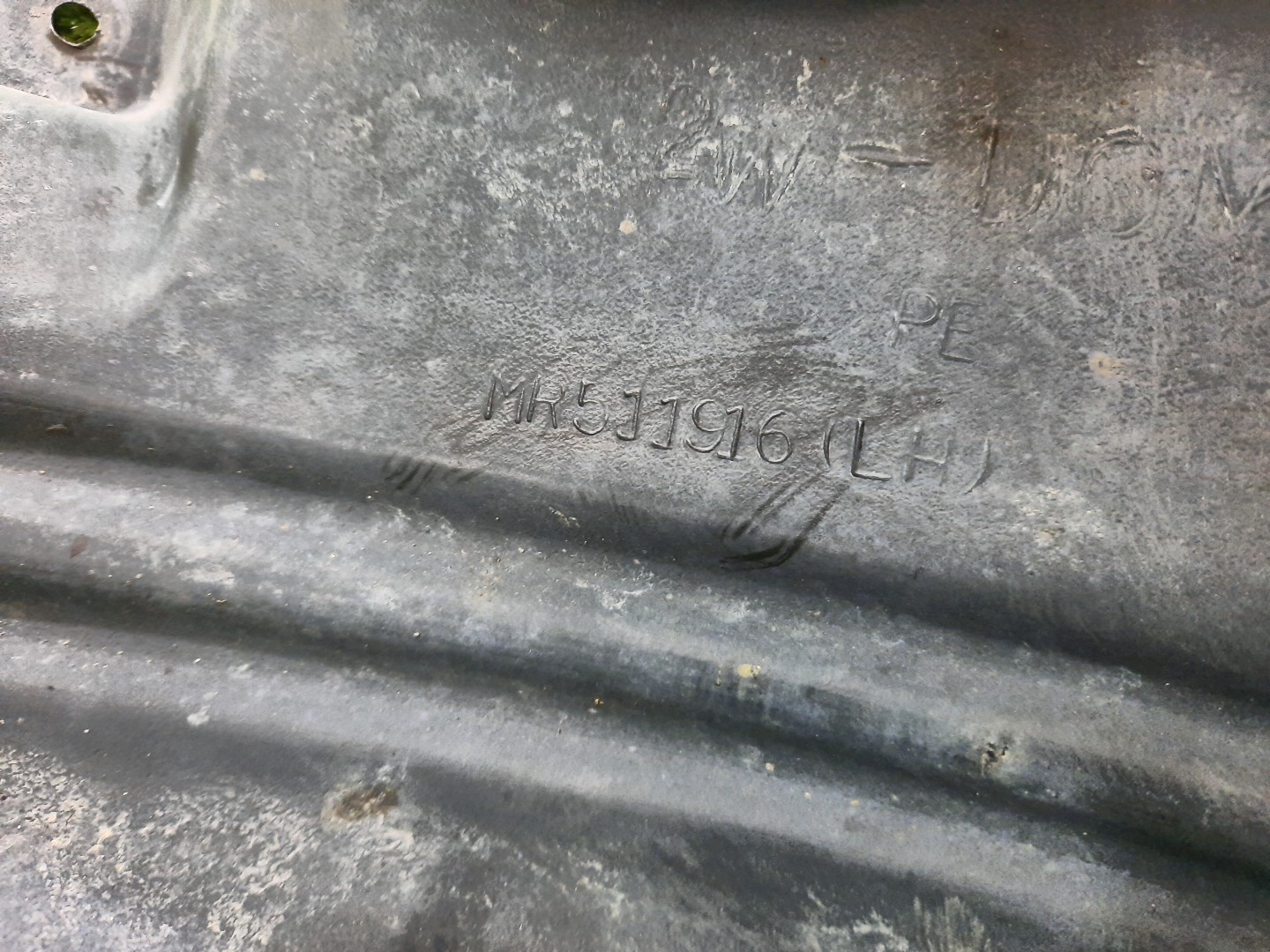 Защита под крыло левая передняя MITSUBISHI AIRTREK CU2W MR511916 2 ракурс