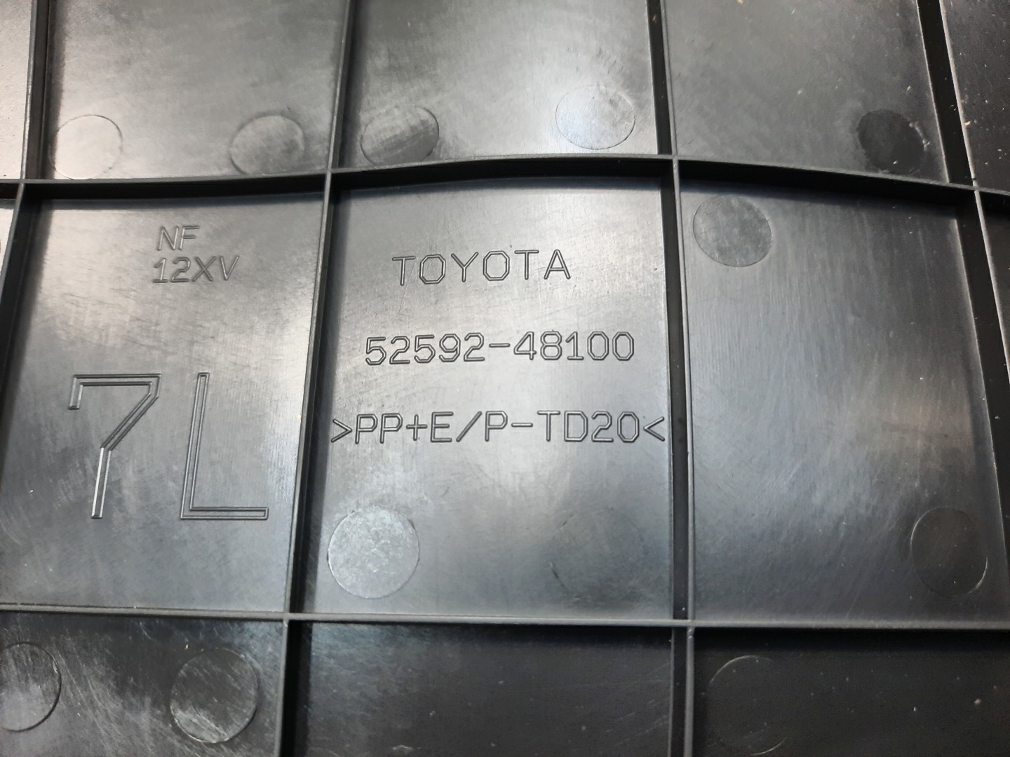 Защита под крыло левая задняя TOYOTA HARRIER AXUH80 52592-48100 3 ракурс