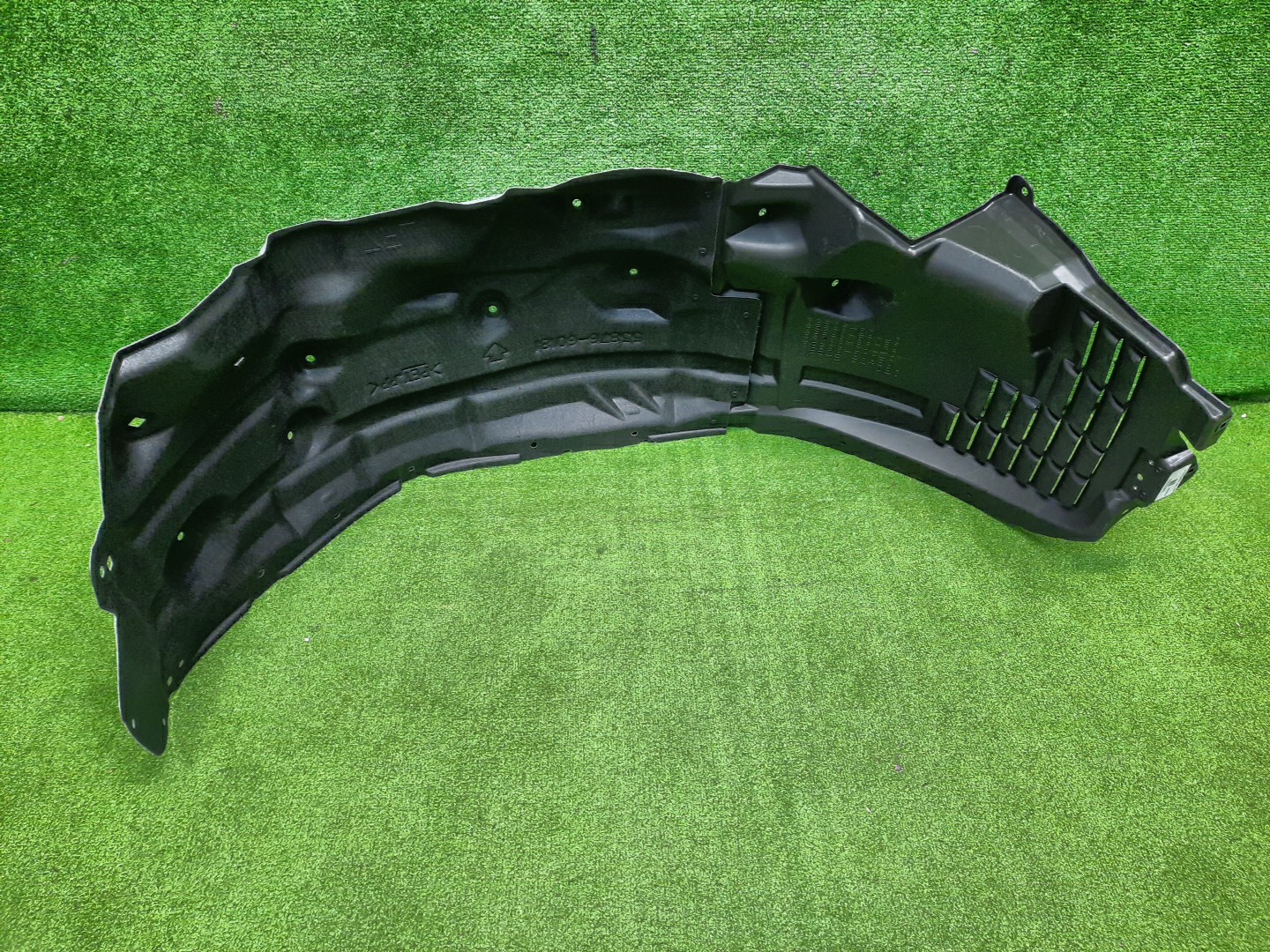 Защита под крыло левая передняя TOYOTA LAND CRUISER VJA300W 53806-60140 3 ракурс