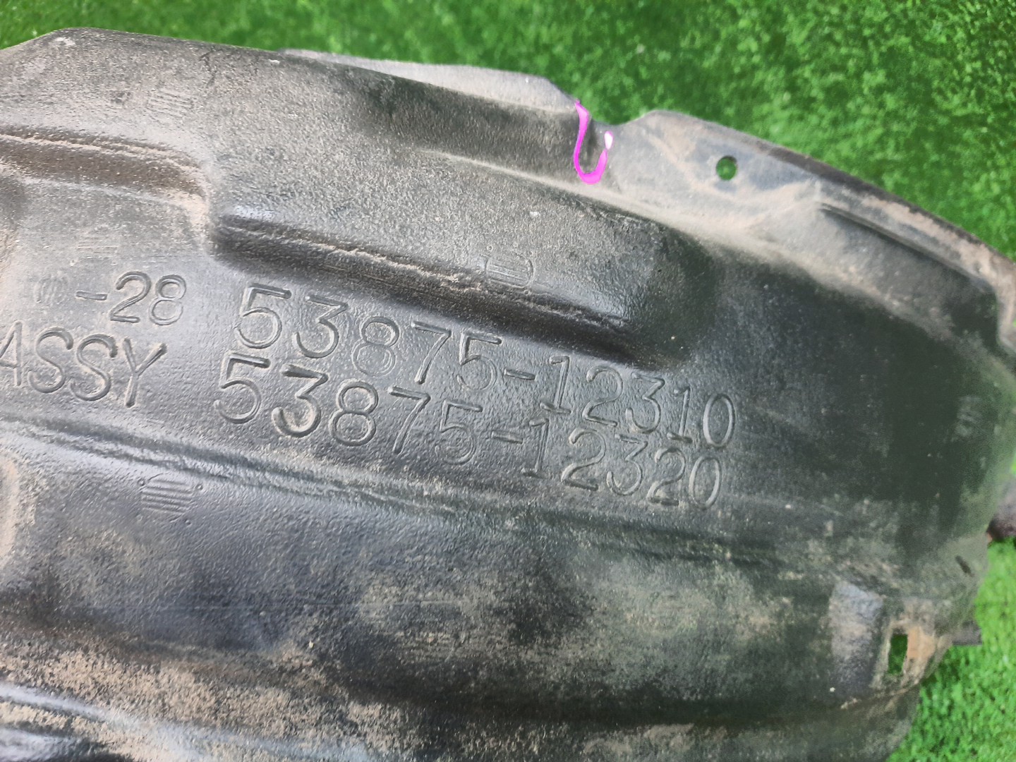 Защита под крыло правая передняя TOYOTA COROLLA ZZE124, NZE121, NZE120, ZZE122, NZE124, CE121 53875-12310 2 ракурс