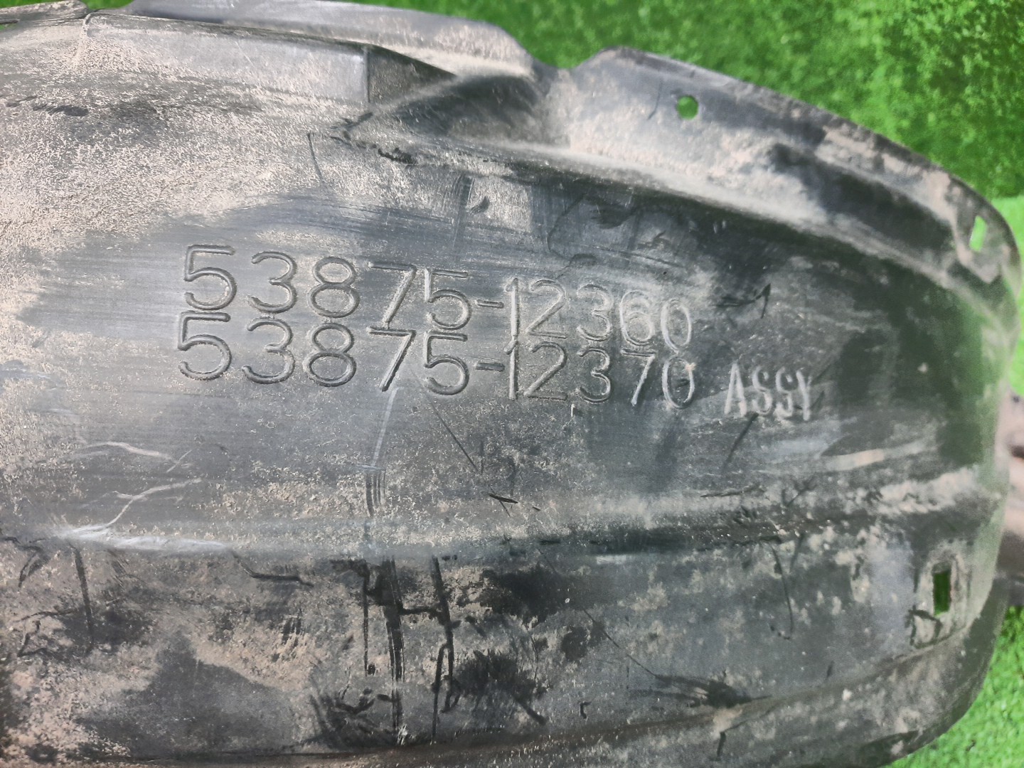 Защита под крыло правая передняя TOYOTA COROLLA ZZE124, NZE121, NZE120, ZZE122, NZE124, CE121 53875-12360 2 ракурс