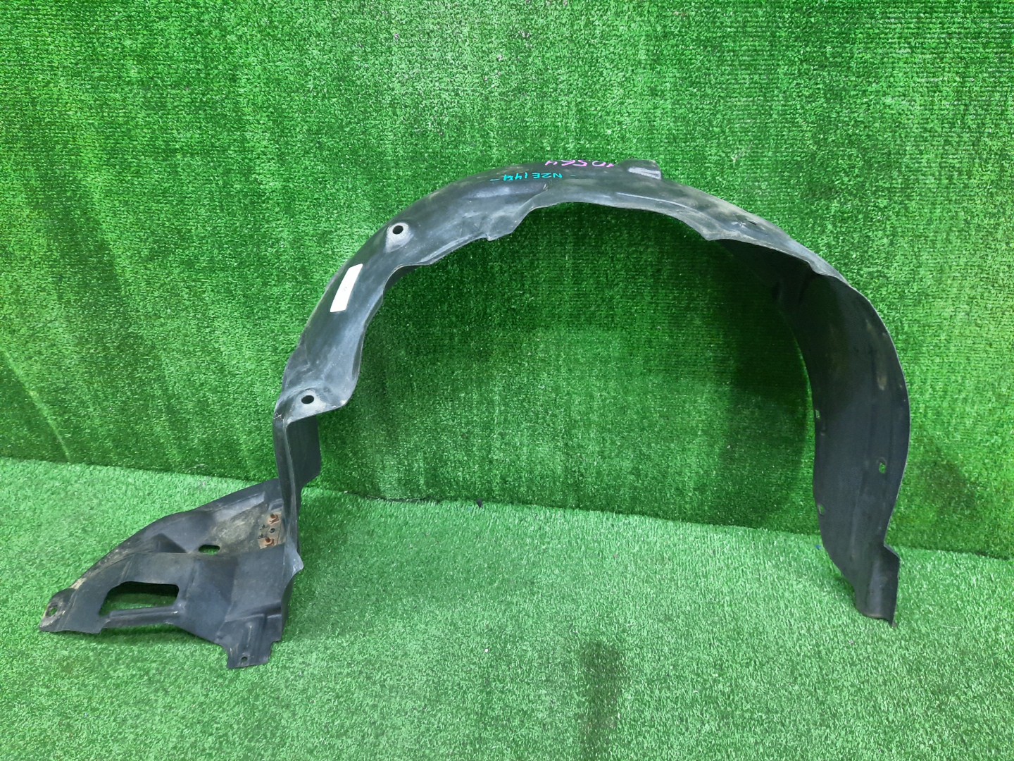 Защита под крыло правая передняя TOYOTA AXIO, COROLLA FIELDER, COROLLA  AXIO, FIELDER NZE141, NZE144, ZRE142, ZRE144, ZRE144G, ZRE142G, NZE144G, NZE141G 53875-12440 1 ракурс