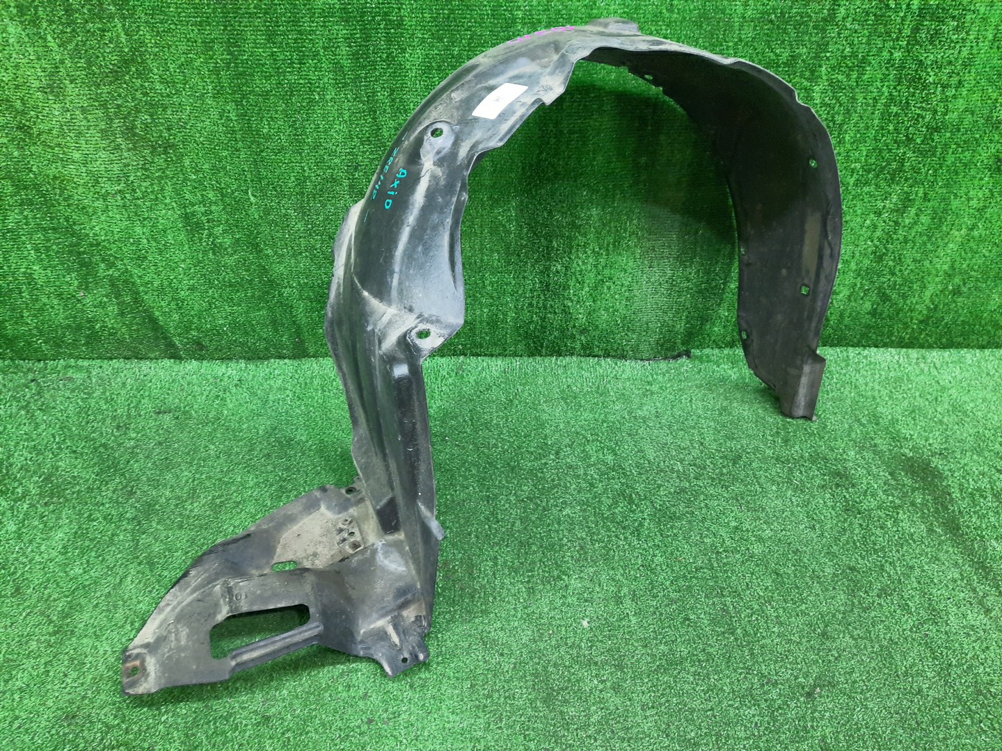 Защита под крыло правая передняя TOYOTA AXIO, COROLLA FIELDER, COROLLA  AXIO, FIELDER NZE141, NZE144, ZRE142, ZRE144, ZRE144G, ZRE142G, NZE144G, NZE141G 53875-12440 1 ракурс