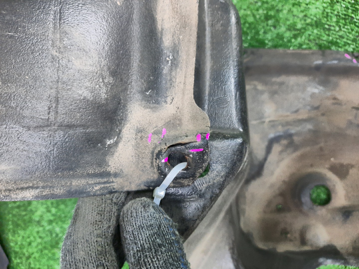 Защита под крыло левая передняя TOYOTA MARK II GX90 53876-22070 3 ракурс