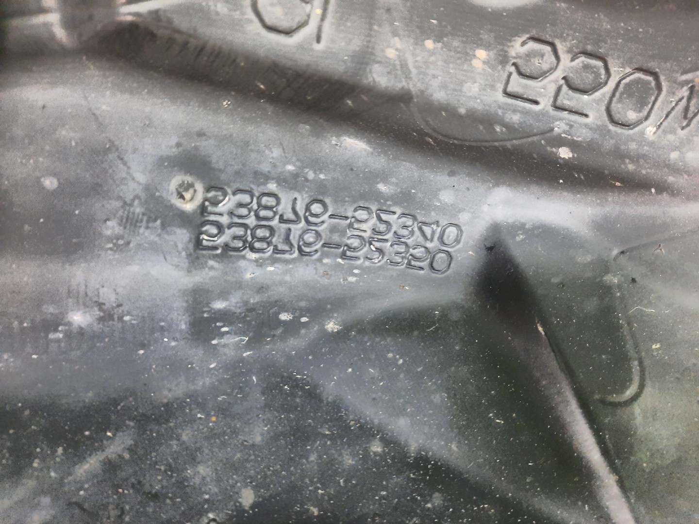 Защита под крыло левая передняя TOYOTA AQUA NHP10 53876-52340 2 ракурс