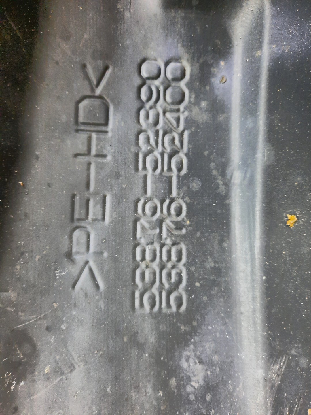 Защита под крыло левая передняя TOYOTA AQUA NHP10 53876-52390 2 ракурс