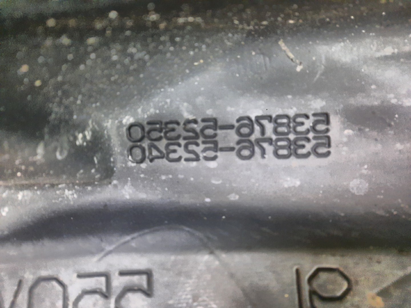 Защита под крыло левая передняя TOYOTA AQUA NHP10 53876-52340 3 ракурс