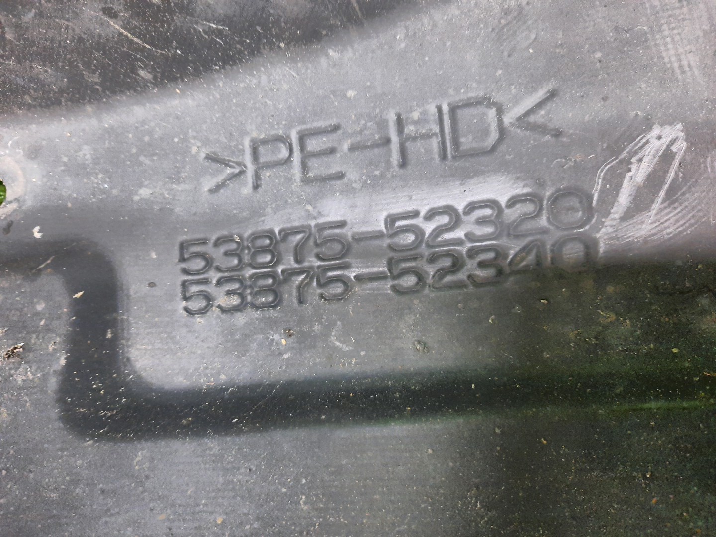Защита под крыло правая передняя TOYOTA AQUA NHP10 53875-52320 2 ракурс