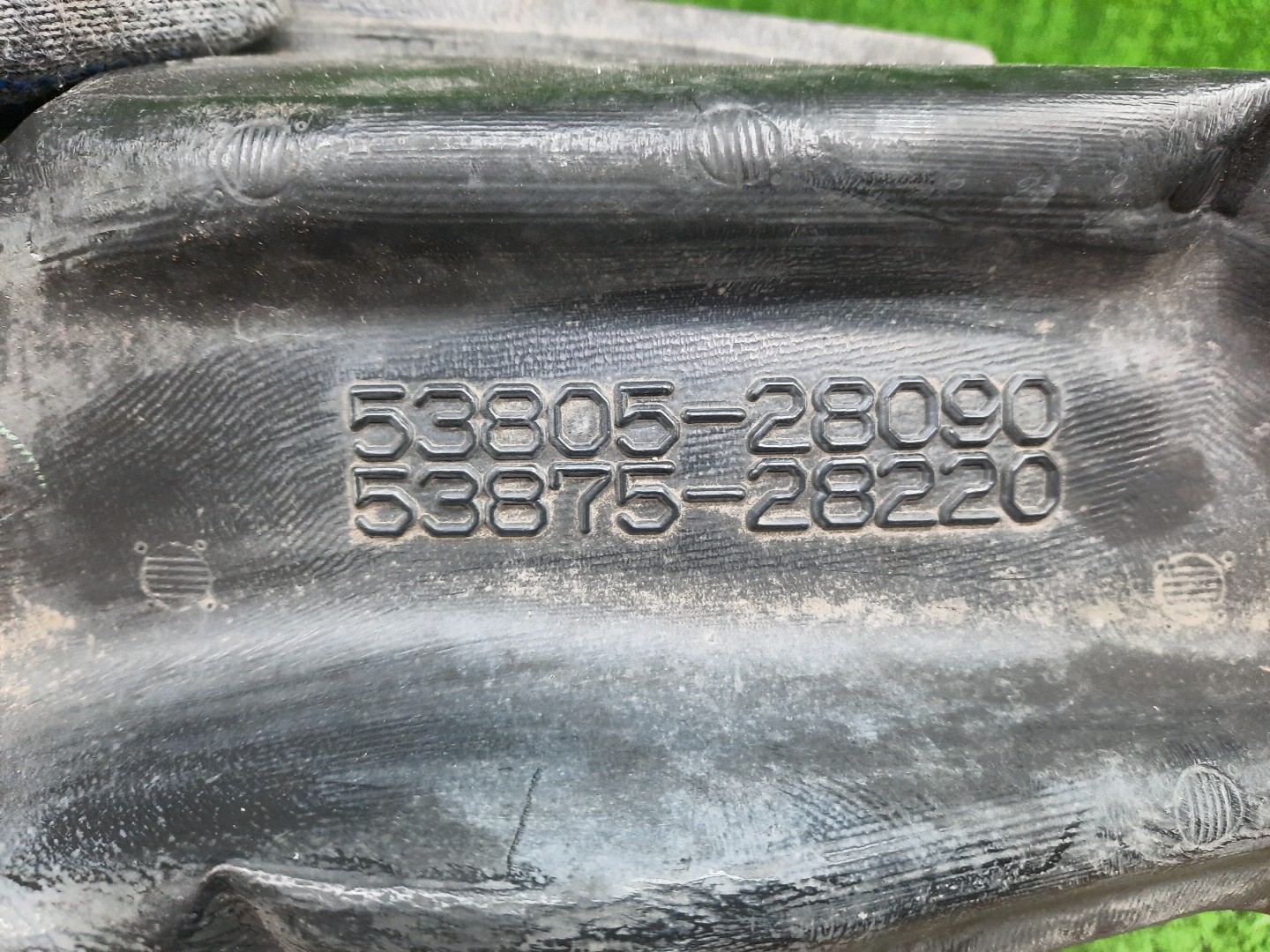 Защита под крыло правая передняя TOYOTA VOXY ZWR80G, ZRR85W, ZRR80W, ZWR80W, ZRR80G, ZRR85G 53875-28220 3 ракурс