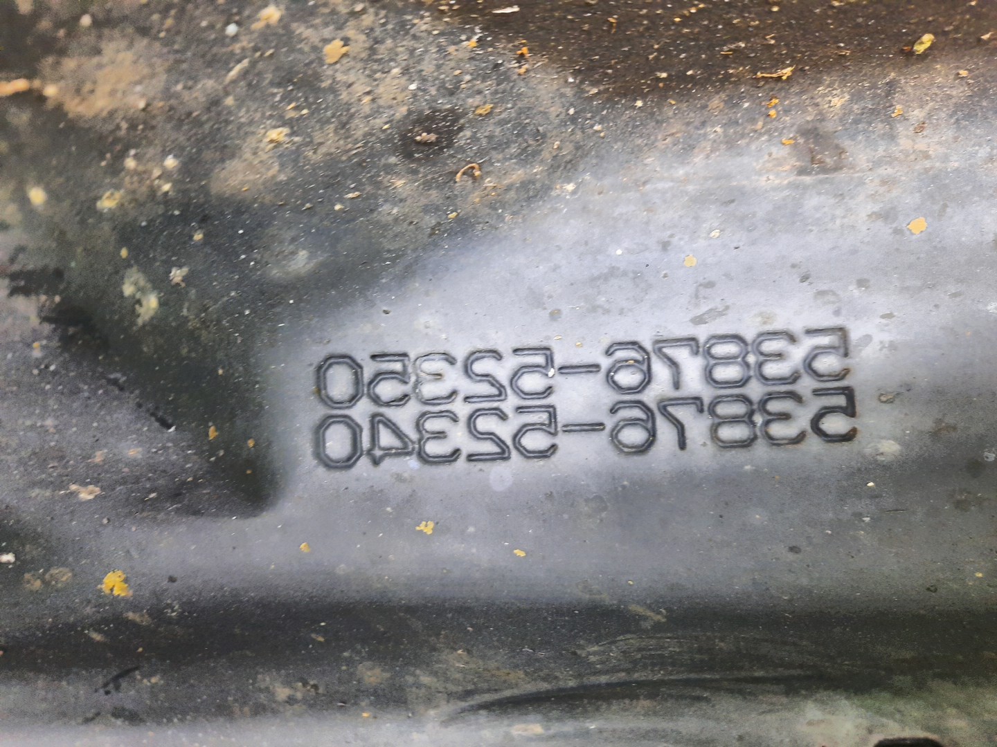 Защита под крыло левая передняя TOYOTA AQUA NHP10 53876-52350 2 ракурс