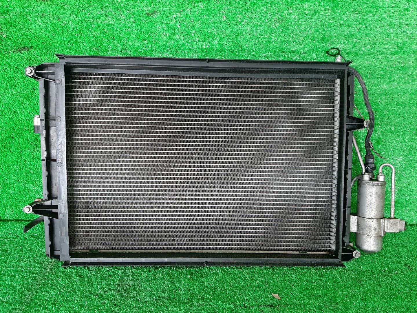 Радиатор кондиционера VOLVO V70 SW65 B5244 6632 1 ракурс Радиатор кондиционера VOLVO V70 SW65 B5244 6632 1 ракурс