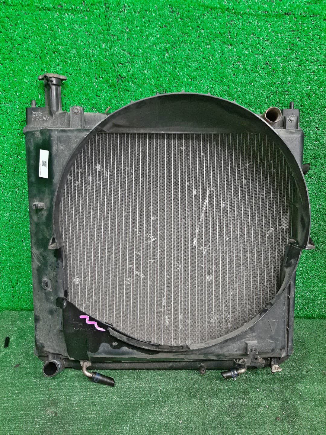 Радиатор основной TOYOTA GRANVIA VCH10W, VCH16W, RCH11W 5VZ-FE 3884 1 ракурс