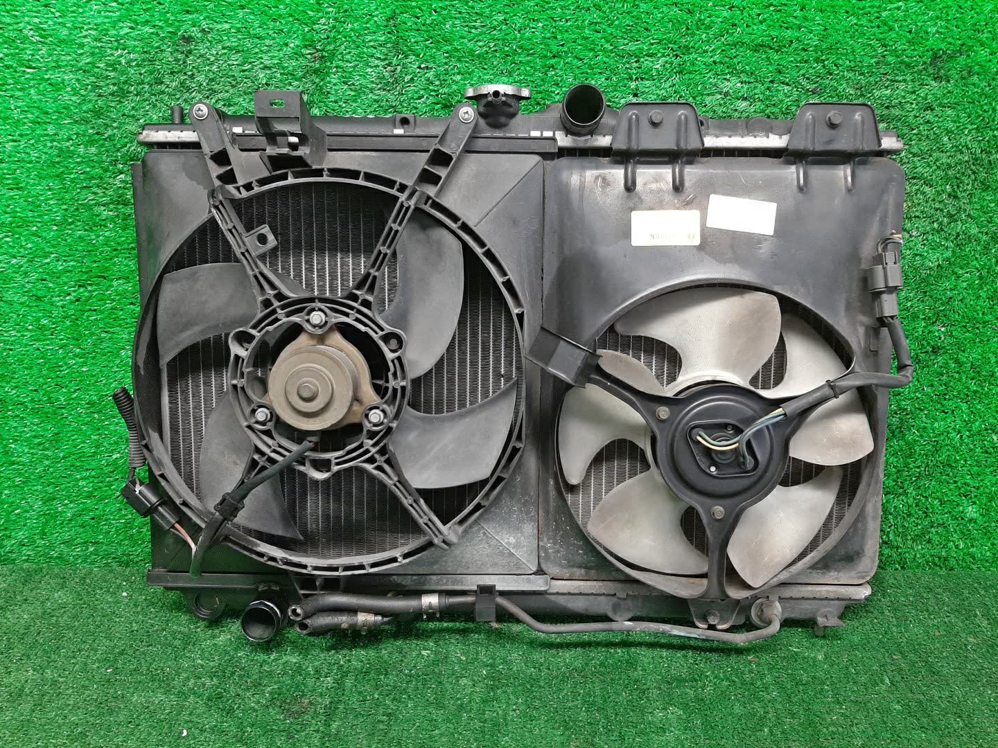 Радиатор основной MITSUBISHI CARISMA DA2A 4G93 4668 1 ракурс
