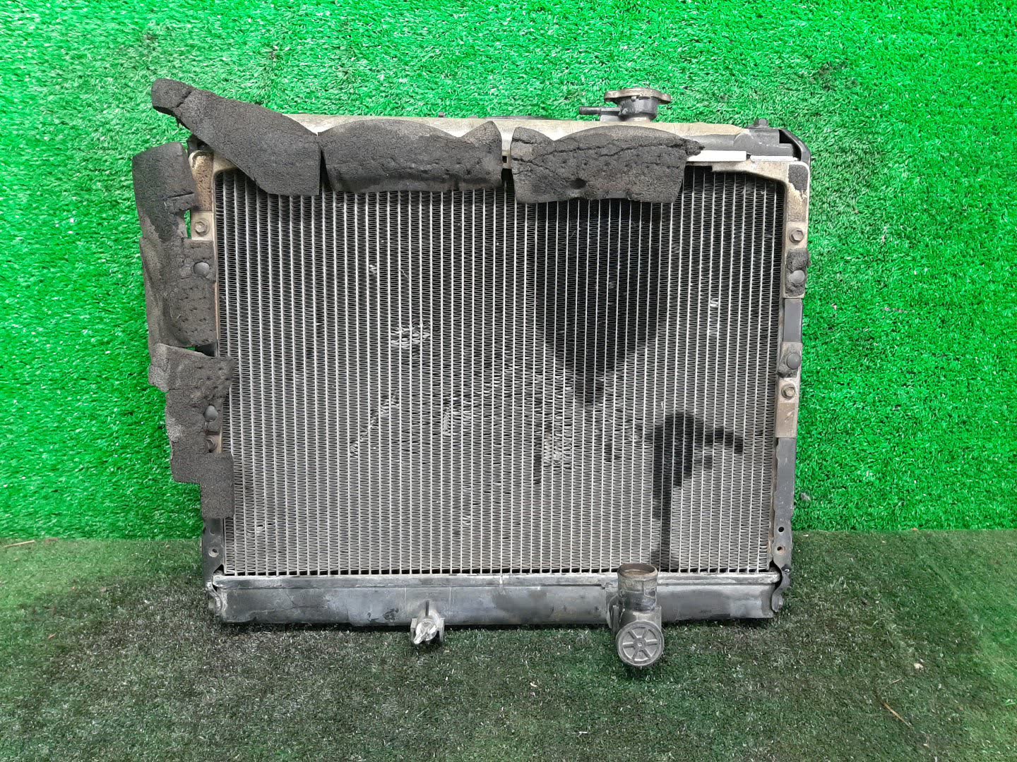 Радиатор основной TOYOTA DYNA, HIACE, TOYOACE YY101, YY201, YY131, YY211 3Y 3228 2 ракурс