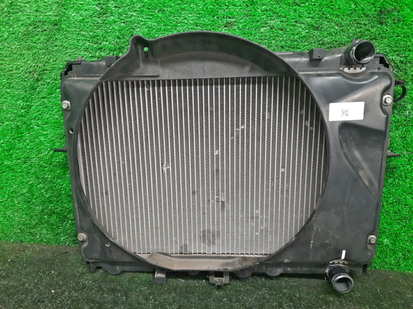Радиатор основной MAZDA BONGO SK82T F8 29284 1 ракурс Радиатор основной MAZDA BONGO SK82T F8 29284 1 ракурс