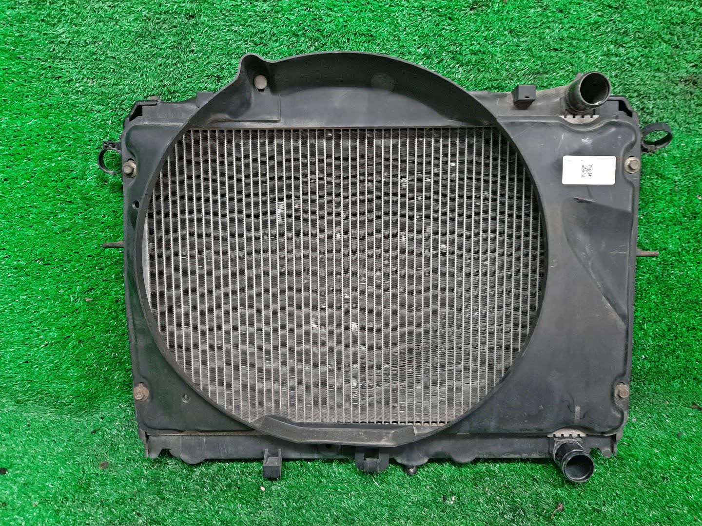 Радиатор основной MAZDA BONGO SK82T F8 29506 1 ракурс Радиатор основной MAZDA BONGO SK82T F8 29506 1 ракурс