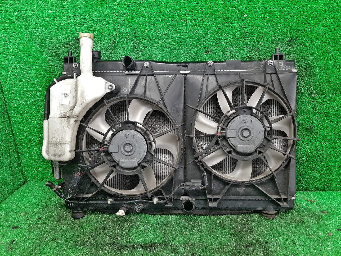 Радиатор основной HONDA FIT, SHUTTLE GP6, GP5, GP7, GP8 LEB 30054 1 ракурс