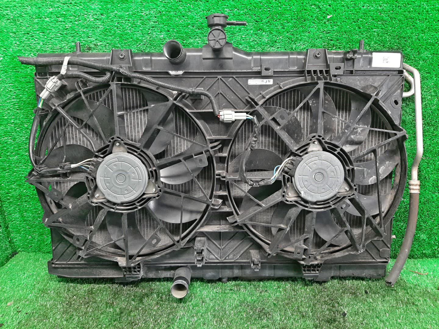 Радиатор основной NISSAN SERENA C27 MR20DD 30070 1 ракурс