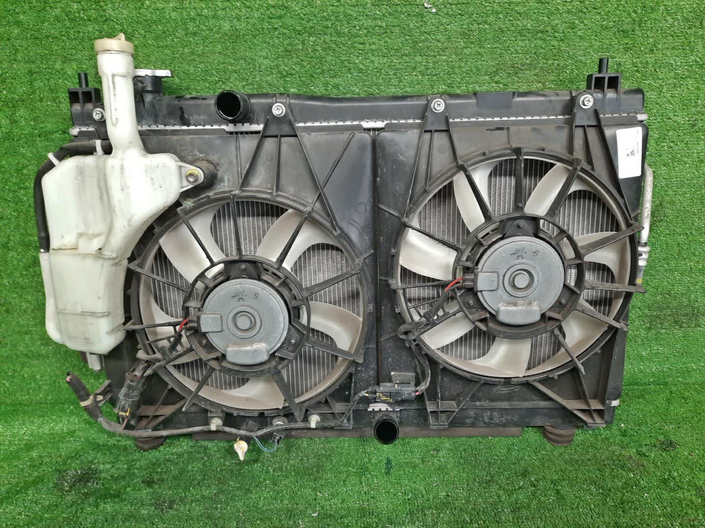 Радиатор основной HONDA FIT, SHUTTLE GP6, GP5, GP7, GP8 LEB 30504 1 ракурс