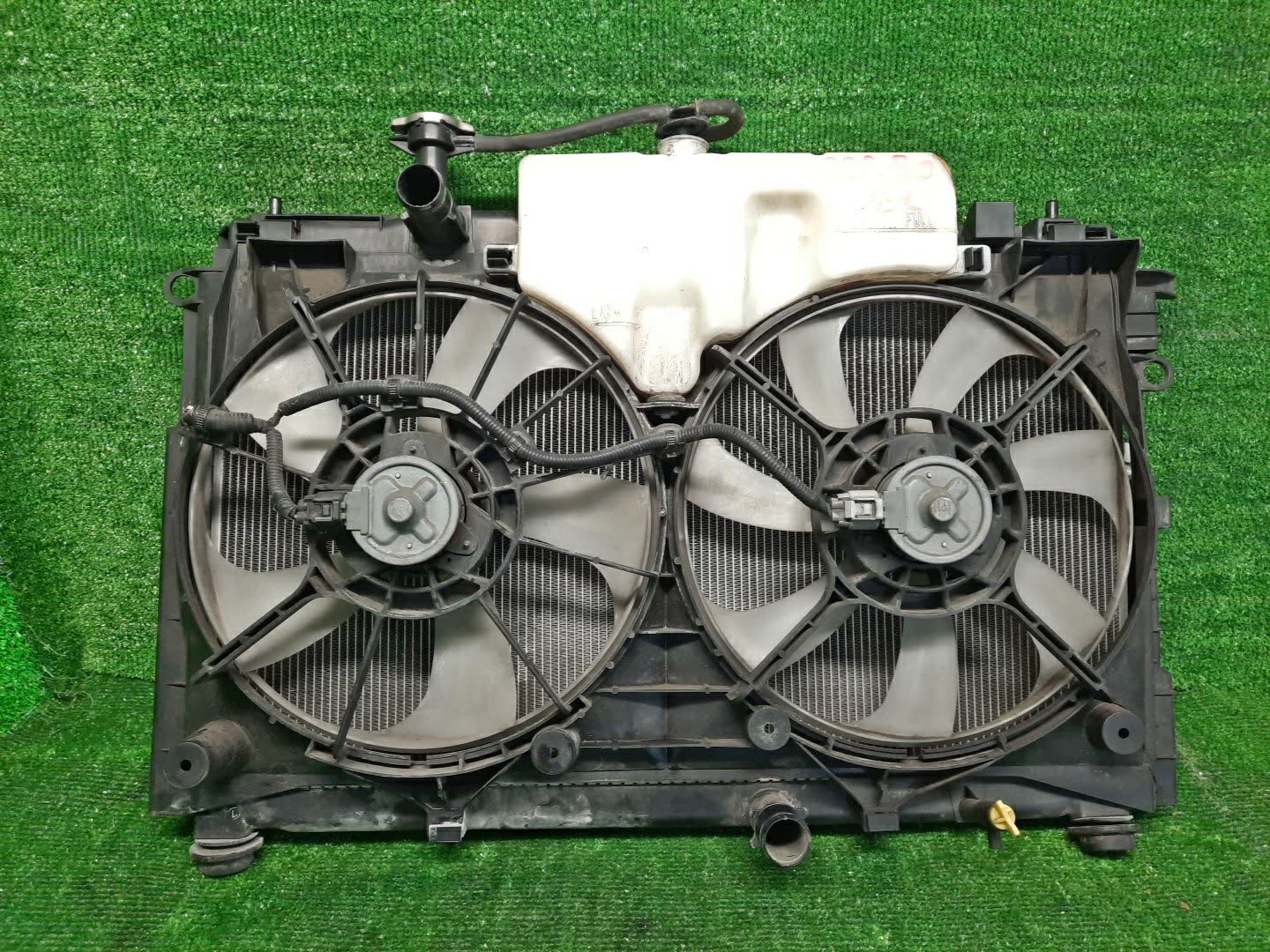 Радиатор основной TOYOTA NOAH, VOXY, ESQUIRE ZRR85W, ZRR80W, ZRR80G, ZRR85G 3ZR-FAE 31298 1 ракурс Радиатор основной TOYOTA NOAH, VOXY, ESQUIRE ZRR85W, ZRR80W, ZRR80G, ZRR85G 3ZR-FAE 31298 1 ракурс