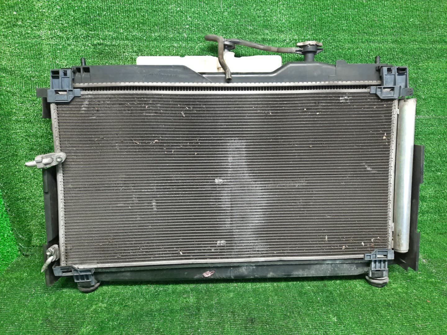 Радиатор основной TOYOTA NOAH, VOXY, ESQUIRE ZRR85W, ZRR80W, ZRR80G, ZRR85G 3ZR-FAE 31298 2 ракурс