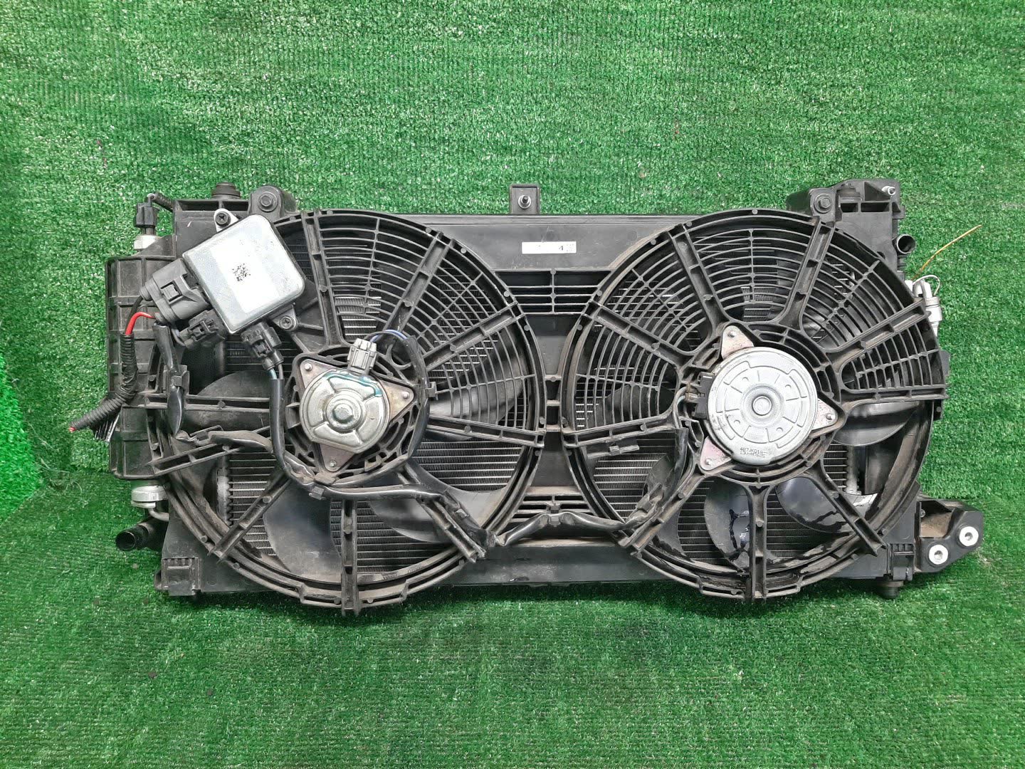 Радиатор основной NISSAN LEAF AZE0, ZE0 EM57 31351 1 ракурс Радиатор основной NISSAN LEAF AZE0, ZE0 EM57 31351 1 ракурс