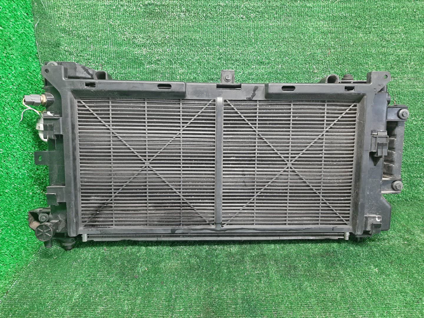 Радиатор основной NISSAN LEAF AZE0, ZE0 EM57 31351 2 ракурс
