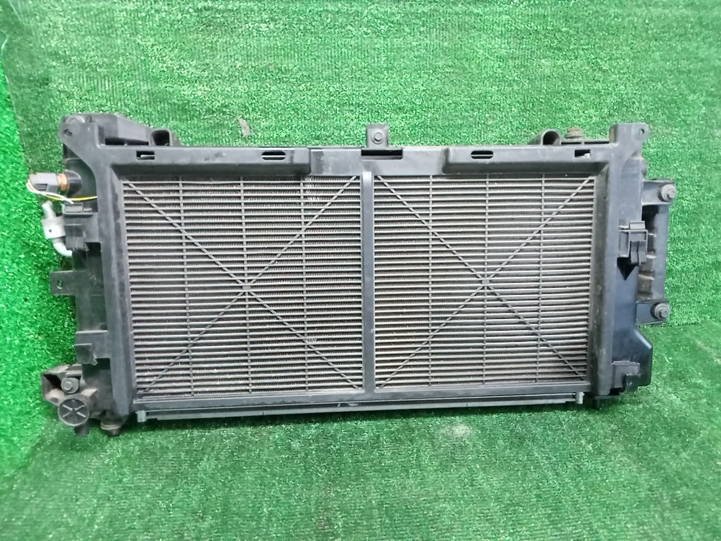 Радиатор основной NISSAN LEAF AZE0, ZE0 EM57 31428 2 ракурс