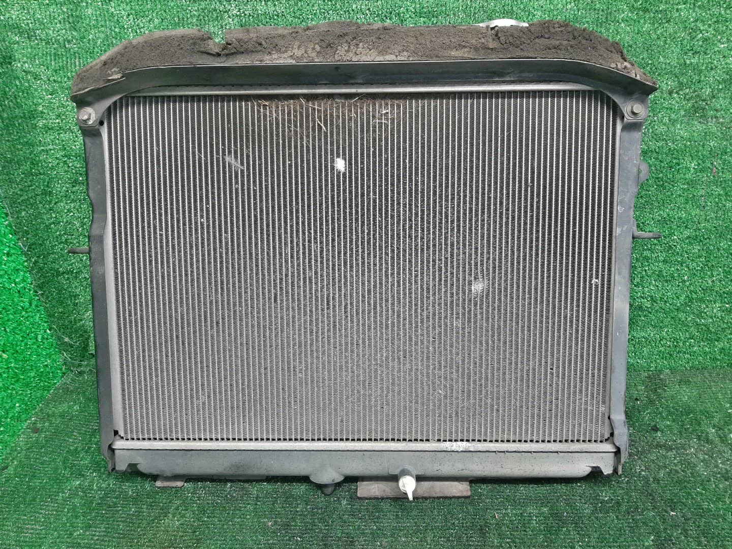 Радиатор основной MAZDA BONGO SKF2V RF 31611 2 ракурс Радиатор основной MAZDA BONGO SKF2V RF 31611 2 ракурс
