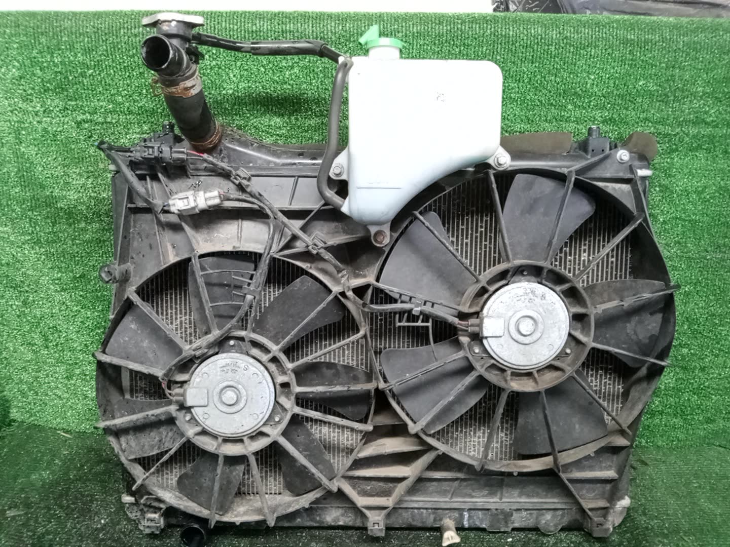 Радиатор основной SUZUKI ESCUDO TDA4W J24B 31922 1 ракурс