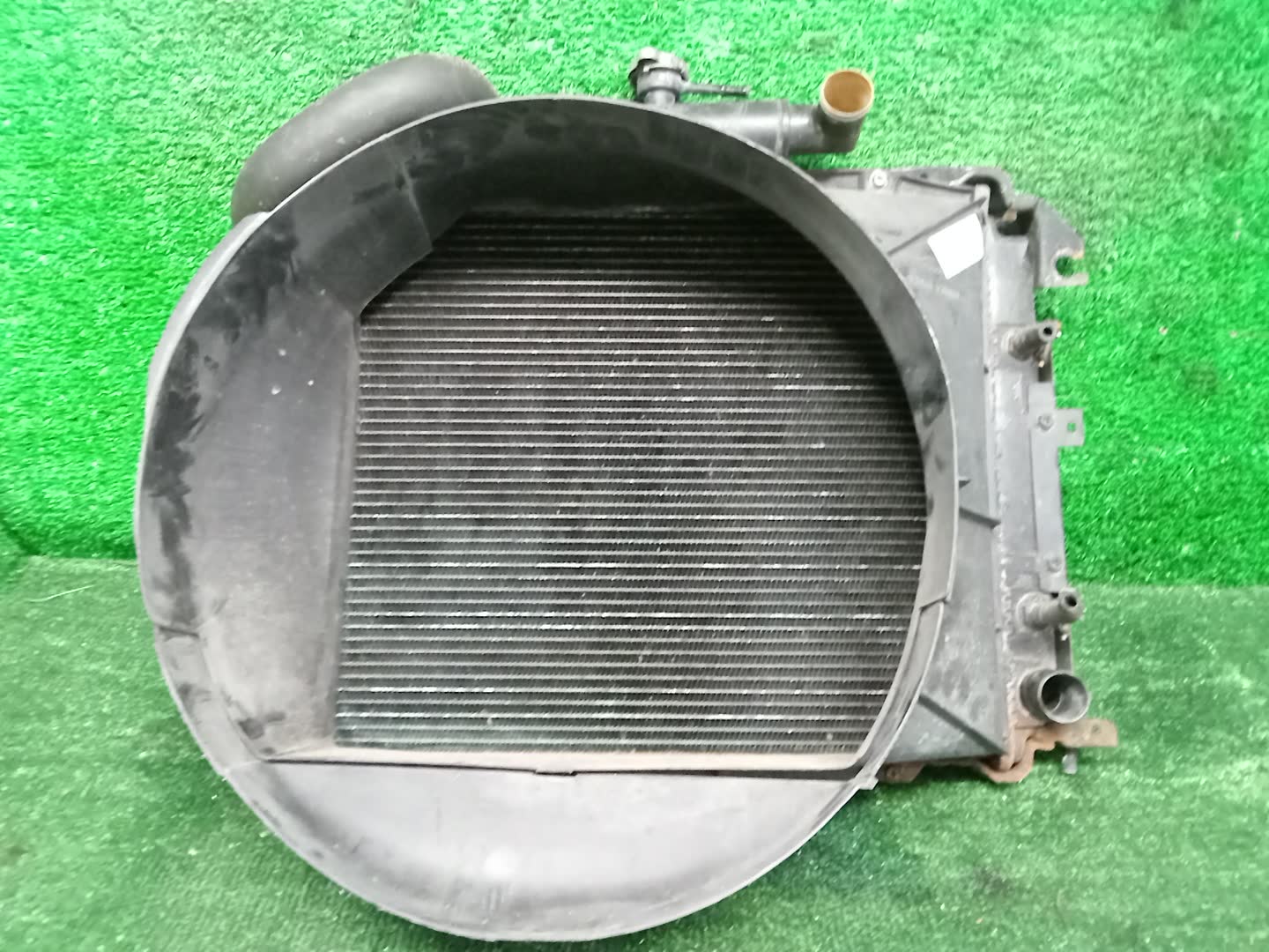 Радиатор основной NISSAN CARAVAN E24 VG30E 32044 1 ракурс