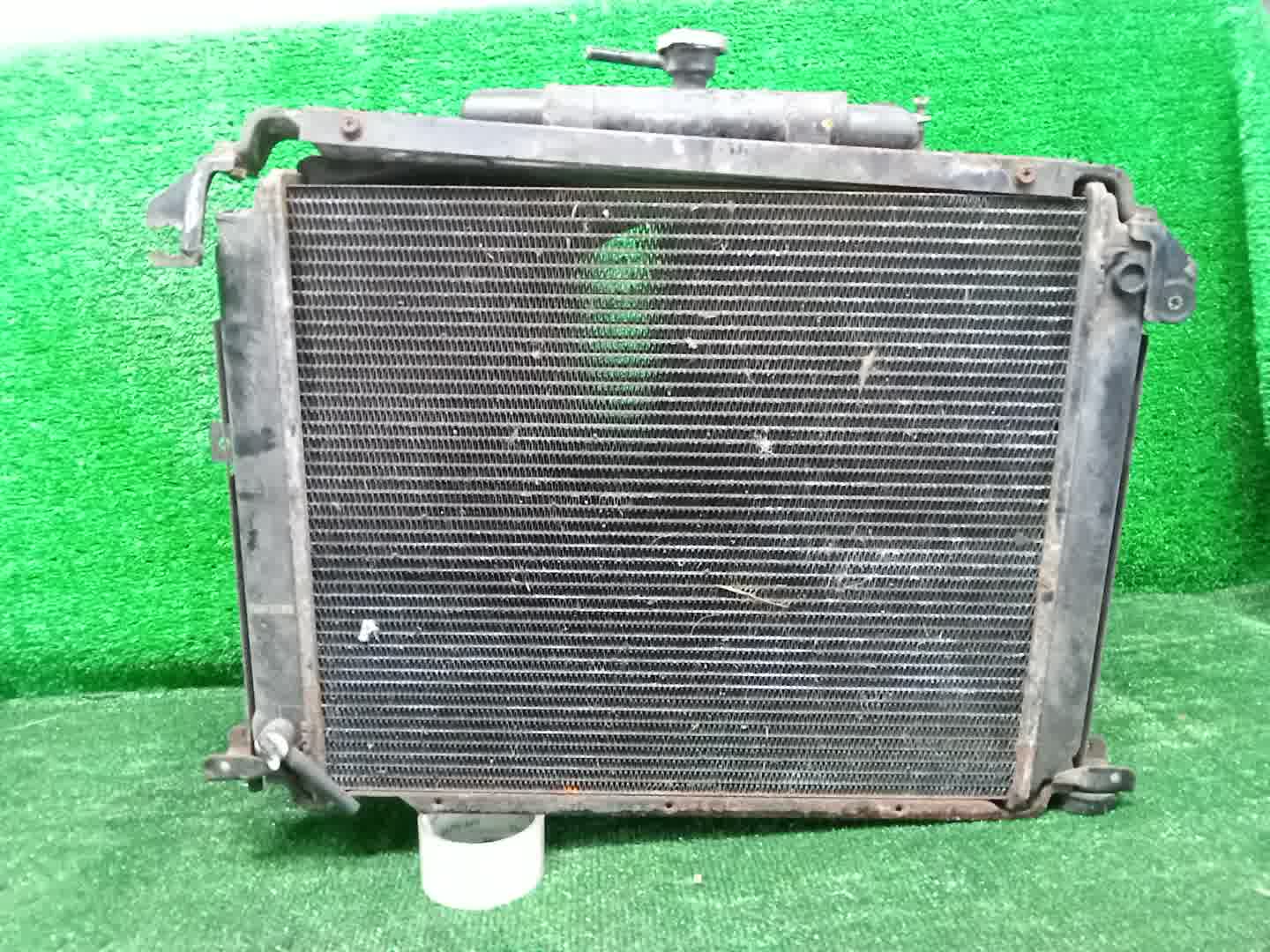Радиатор основной NISSAN CARAVAN E24 VG30E 32044 2 ракурс