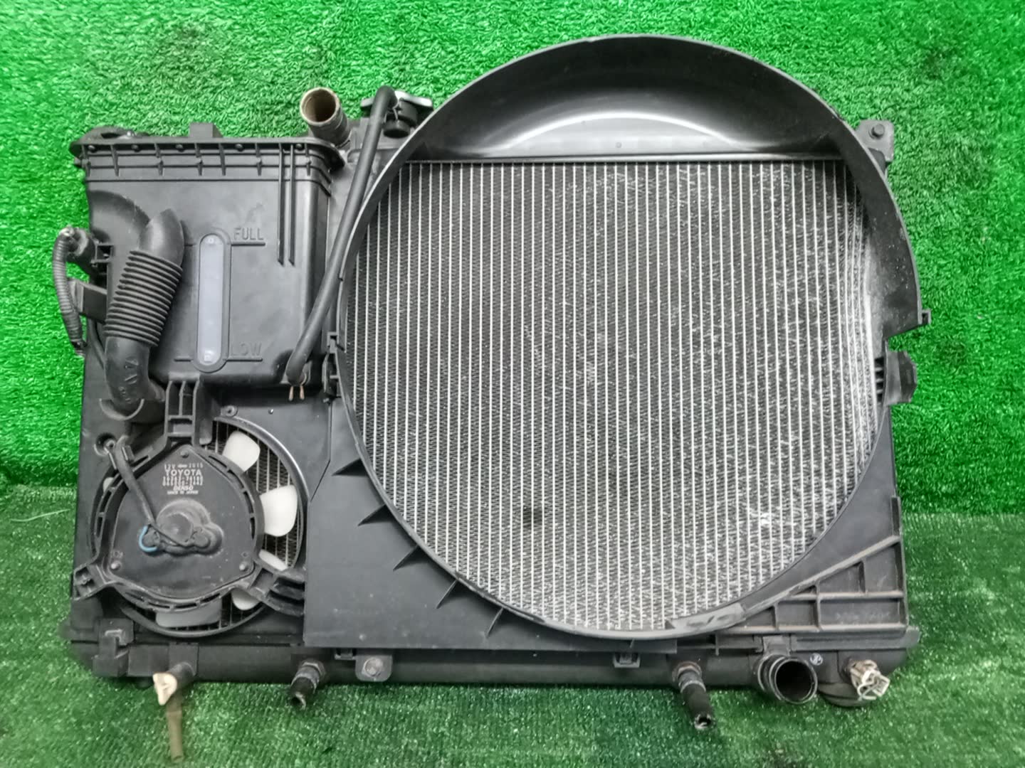 Радиатор основной TOYOTA PROGRES JCG10, JCG11, JCG15 2JZ-GE 32055 1 ракурс Радиатор основной TOYOTA PROGRES JCG10, JCG11, JCG15 2JZ-GE 32055 1 ракурс