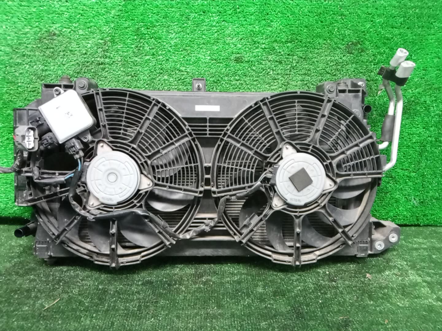 Радиатор основной NISSAN LEAF AZE0, ZE0 EM57 32245 1 ракурс Радиатор основной NISSAN LEAF AZE0, ZE0 EM57 32245 1 ракурс