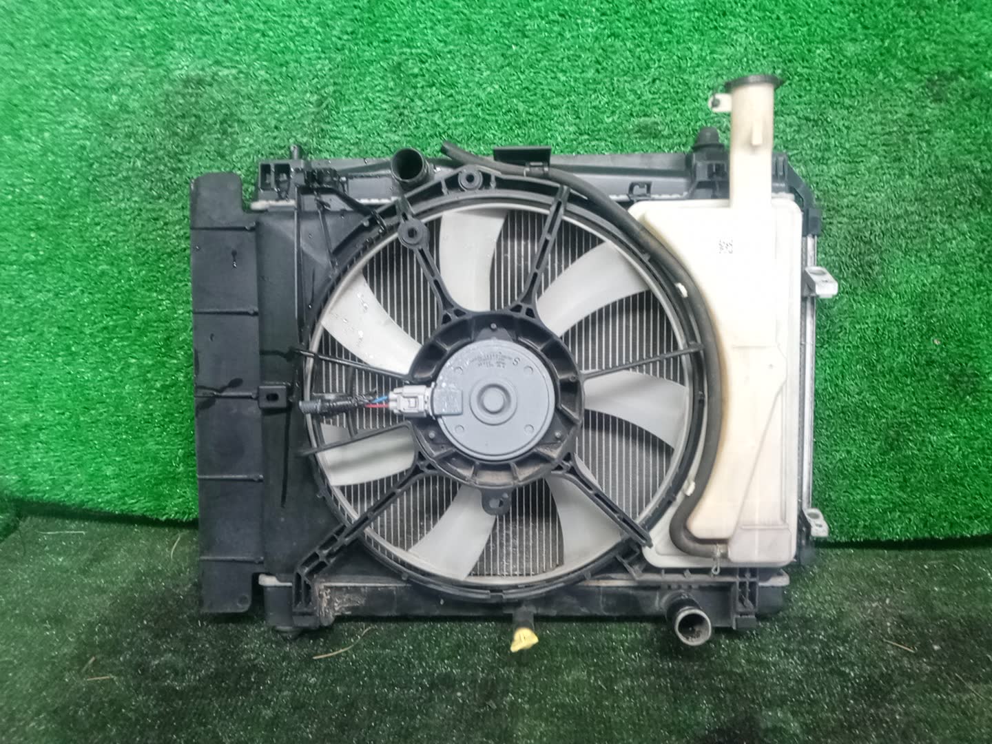 Радиатор основной TOYOTA SPADE NCP141 1NZ-FE 32363 1 ракурс