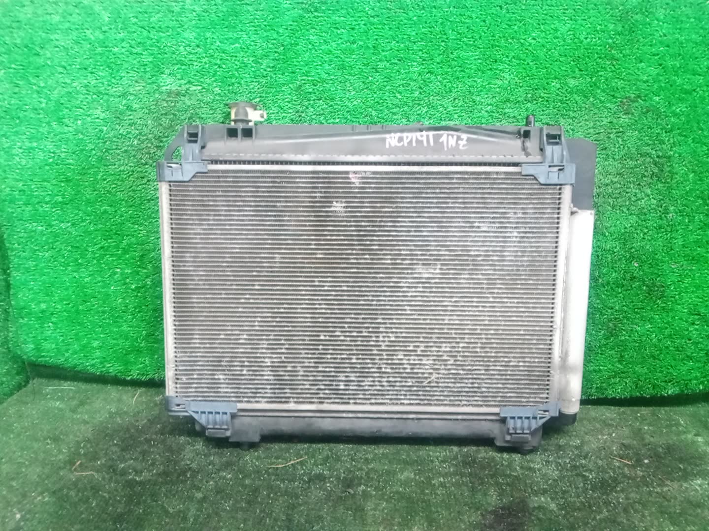 Радиатор основной TOYOTA SPADE NCP141 1NZ-FE 32363 2 ракурс