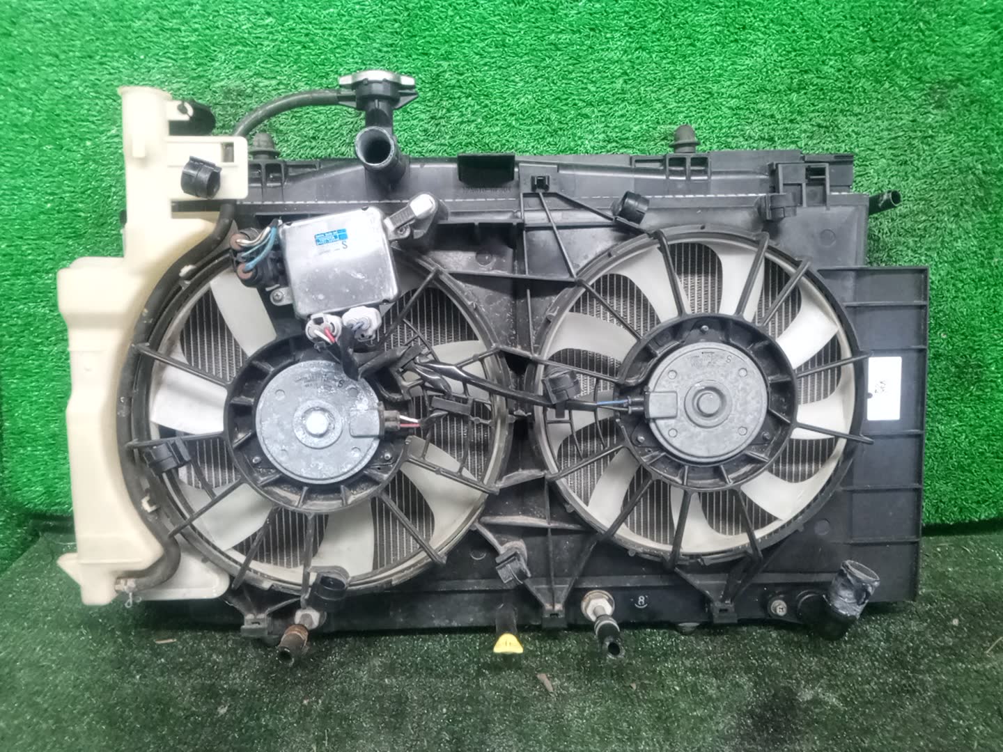 Радиатор основной TOYOTA SIENTA NSP172G, NSP170G, NCP175G, NHP170G 1NZ-FXE 32406 1 ракурс Радиатор основной TOYOTA SIENTA NSP172G, NSP170G, NCP175G, NHP170G 1NZ-FXE 32406 1 ракурс