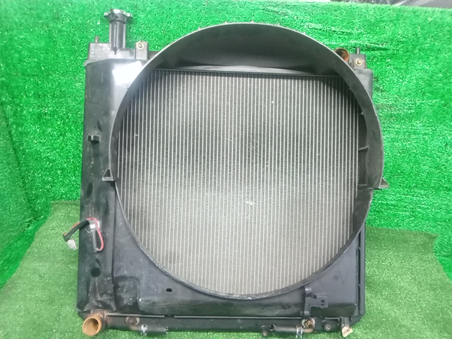Радиатор основной TOYOTA GRANVIA VCH10W, VCH16W, RCH11W 5VZ-FE 32748 1 ракурс