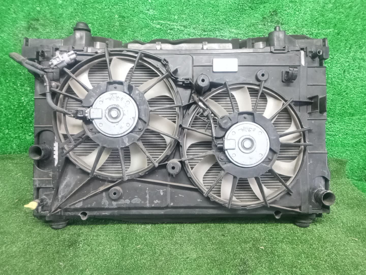 Радиатор основной LEXUS CT200H ZWA10 2ZR-FXE 32784 1 ракурс Радиатор основной LEXUS CT200H ZWA10 2ZR-FXE 32784 1 ракурс