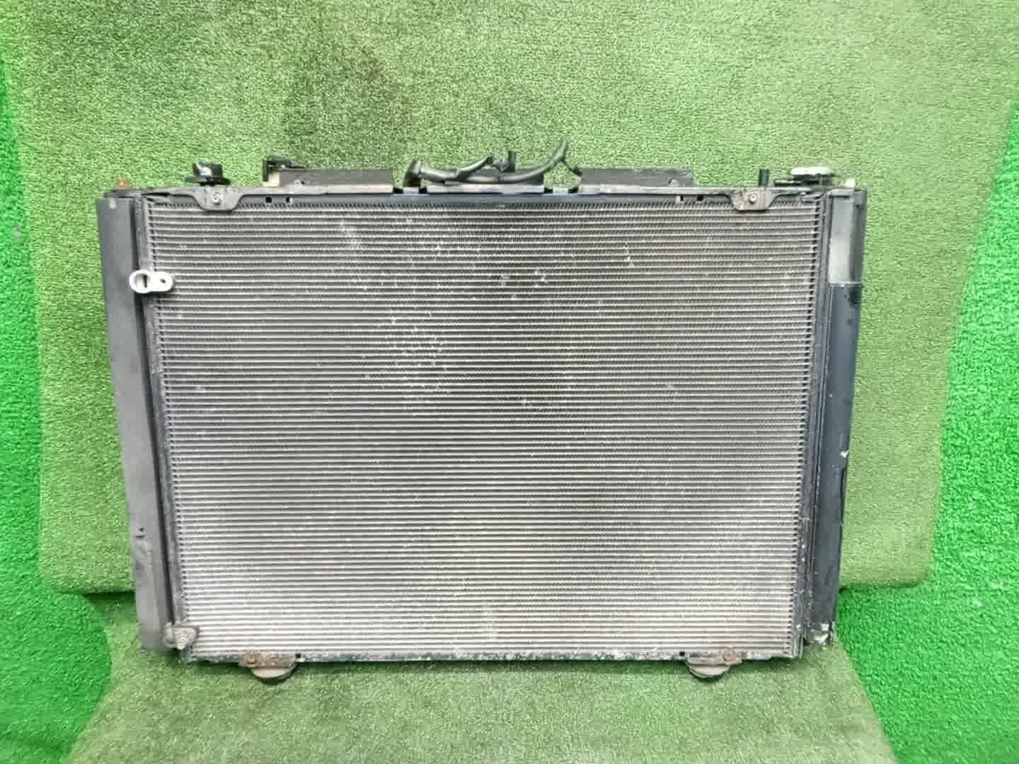 Радиатор основной TOYOTA HARRIER GSU30W 2GR-FE 33050 3 ракурс
