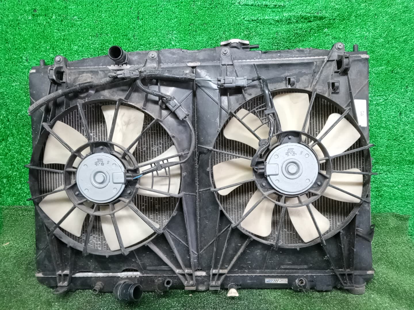 Радиатор основной HONDA ELYSION RR1 K24A 33232 1 ракурс