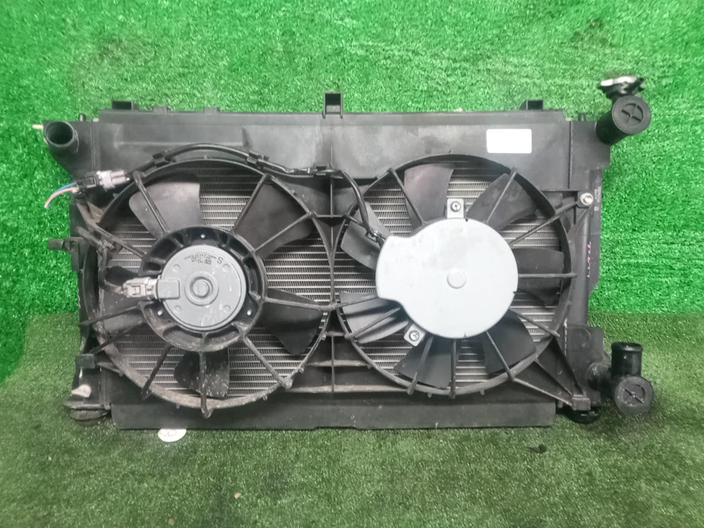 Радиатор основной TOYOTA AVENSIS ZZT251, AZT250, AZT255, AZT251 2AZ-FSE 33299 1 ракурс