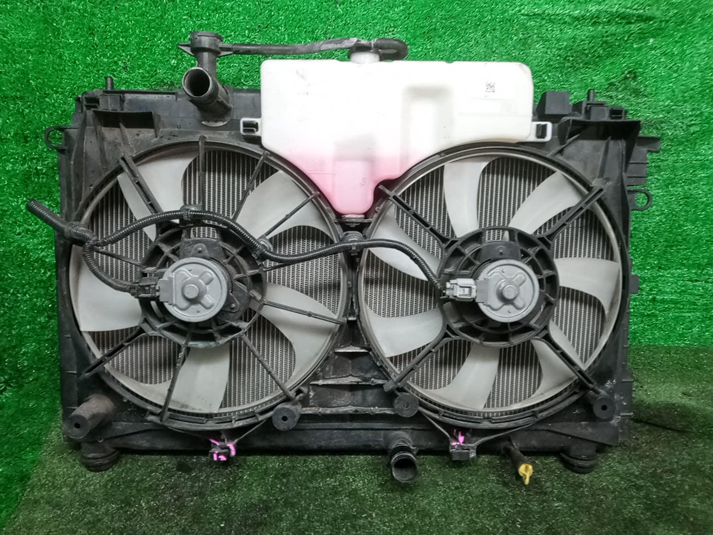 Радиатор основной TOYOTA NOAH, VOXY, ESQUIRE ZRR85W, ZRR80W, ZRR80G, ZRR85G 3ZR-FAE 33484 1 ракурс Радиатор основной TOYOTA NOAH, VOXY, ESQUIRE ZRR85W, ZRR80W, ZRR80G, ZRR85G 3ZR-FAE 33484 1 ракурс
